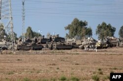 Pasukan Israel dengan tank dan kendaraan lapis baja lainnya berkumpul di sebuah lapangan dekat kota Ashkelon di Israel selatan, sementara Israel bersiap melakukan serangan darat ke Gaza (foto: dok).