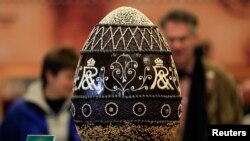 IlUSTRASI - Sebuah mock-up telur paskah yang terbuat dari cokelat Faberge dipamerkan di toko pembuat coklat "Fassbender & Rausch" di alun-alun Gendarmenmarkt Berlin, 30 Maret 2010. (REUTERS/Fabrizio Bensch)