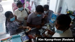 Warga Sri Lanka terlihat sedang mengantre untuk membeli obat di apotek dekat Rumah Sakit Apeksha, Kolombo, Sri Lanka, 16 Agustus 2022. (Foto: REUTERS/Kim Kyung-Hoon)