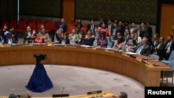 ARCHIVO: Miembros del Consejo de Seguridad de la ONU votan una resolución redactada por EEUU que respalda una propuesta esbozada por el presidente estadounidense Joe Biden para un alto el fuego entre Israel y Hamás, en Nueva York, EEUU, junio 10 de diciembre de 2024.