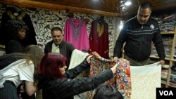 G20 tourism meeting delegates visit Polo View market in Srinagar, Jammu and Kashmir. The meeting was held May 22-24, 2023. (Wasim Nabi/VOA)