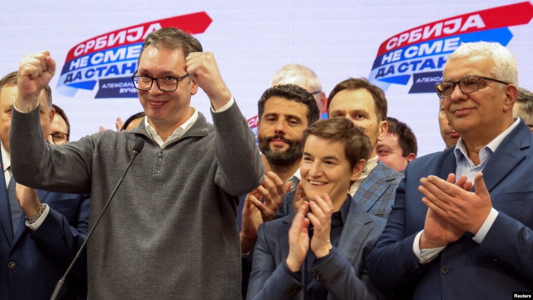 Aleksandar Vučić, Ana Brnabić i Andrija Mandić (skroz desno) u izborom štabu SNS (Foto: REUTERS/Zorana Jevtic)
