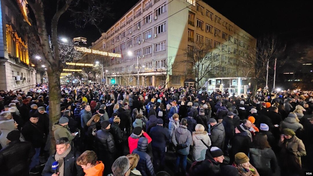 Protest pristalica koalicije "Srbija protiv nasilja" ispred Republičke izborne komisije u Beogradu (Foto: Fonet/Marko Dragoslavić)