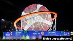 Uma bola de basquetebol gigante é exibida perto da MOA Arena, um dos locais do Campeonato do Mundo FIBA, que começa na sexta-feira em Pasay, Metro Manila, Filipinas
