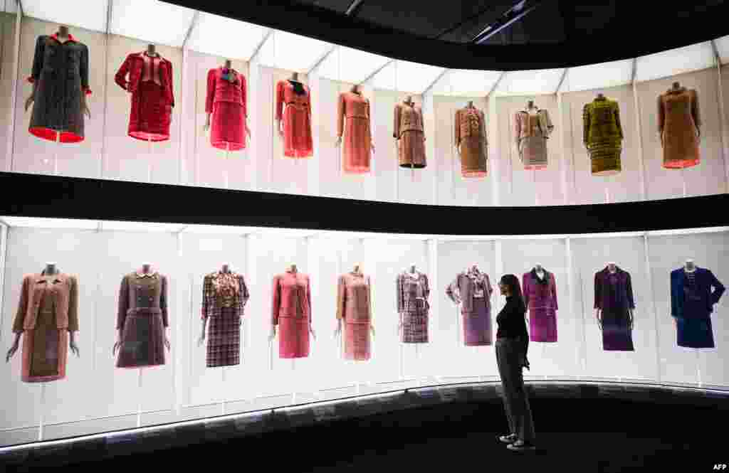 A member of staff looks at the different dresses and outfits displayed during the press photocall for the exhibition &quot;Gabrielle Chanel, Fashion Manifesto&quot; at the V&amp;A museum in London, Sept. 12, 2023. &quot;Gabrielle Chanel, Fashion Manifesto&quot; is the first UK major exhibition dedicated to the work of the pioneering French fashion designer. It will run from Sept. 16, 2023 to Feb. 25, 2024.&nbsp;&nbsp;(Photo by Justin TALLIS / AFP)