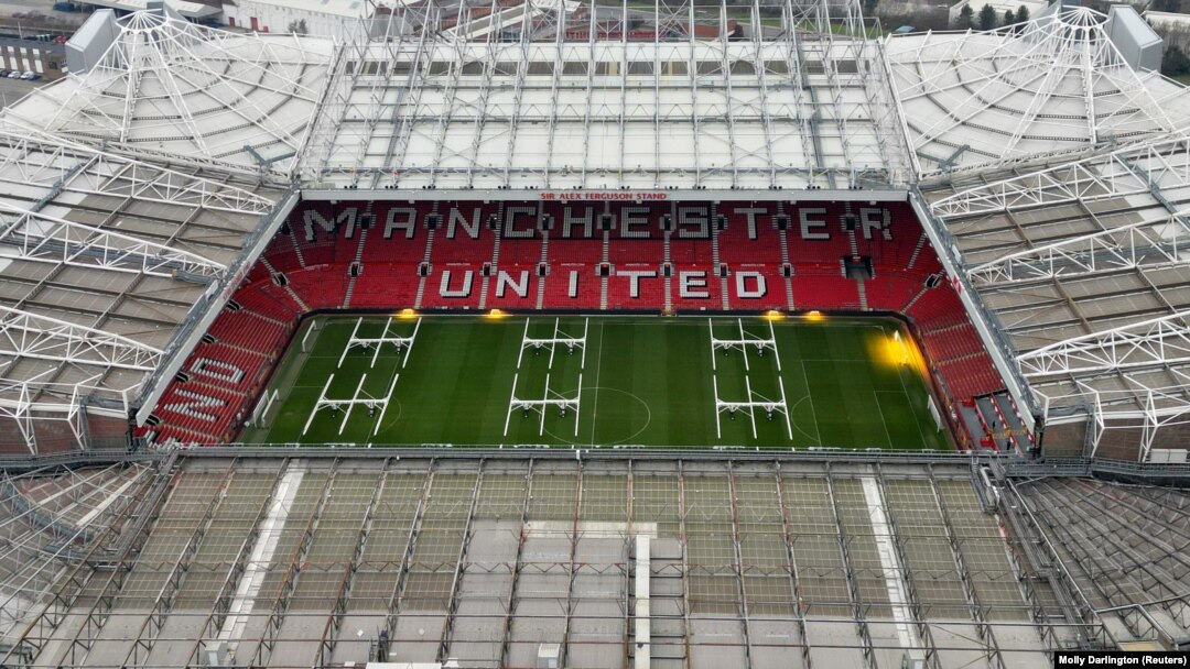 Stadion Old Trafford milik Manchester United di Manchester, Inggris, 15 Februari 2023. Sheik Qatar dikabarkan sudah melayangkan tawaran jumbo untuk membeli Man United. (Foto: Molly Darlington/Reuters)