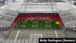 Stadion Old Trafford milik Manchester United di Manchester, Inggris, 15 Februari 2023. Sheik Qatar dikabarkan sudah melayangkan tawaran jumbo untuk membeli Man United. (Foto: Molly Darlington/Reuters)