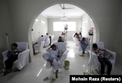 Anak-anak penderita Thalassemia menjalani transfusi darah di Lahore, Pakistan, 8 Mei 2015. Hari Thalassemia Sedunia diperingati hari ini. (Foto: REUTERS/Mohsin Raza)