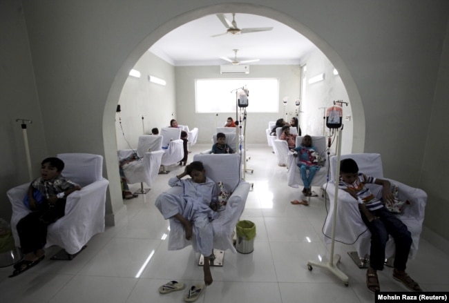 Anak-anak penderita Thalassemia menjalani transfusi darah di Lahore, Pakistan, 8 Mei 2015. Hari Thalassemia Sedunia diperingati hari ini. (Foto: REUTERS/Mohsin Raza)