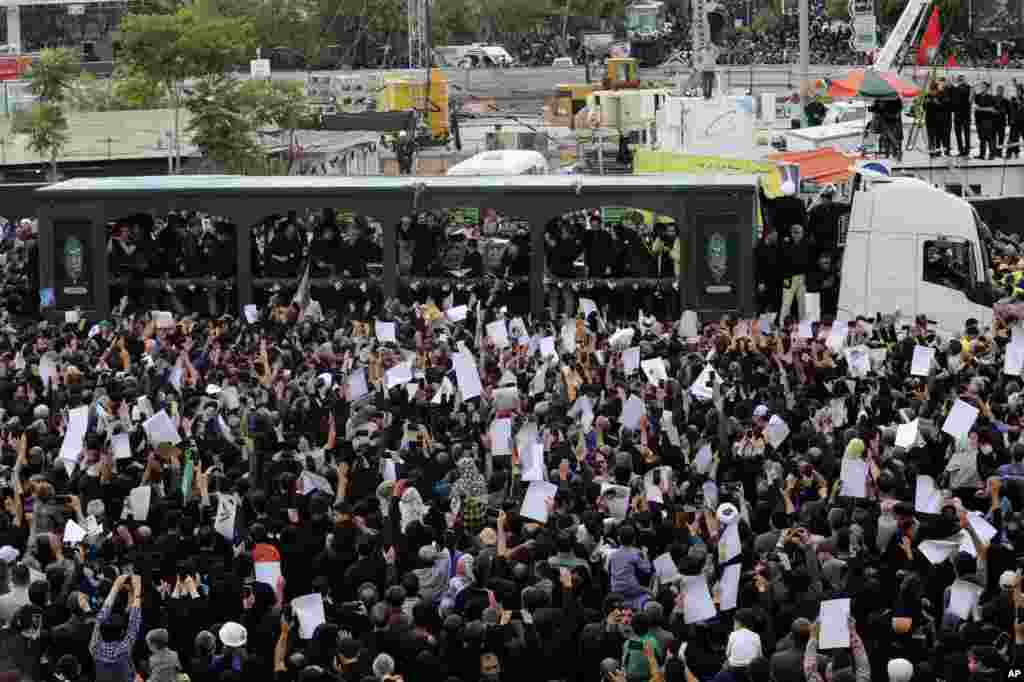 Vertolyot qulashida halok bo&#39;lgan Eron prezidenti Ibrohim Raisiyning dafn marosimi, Mashhad, 23-may, 2024