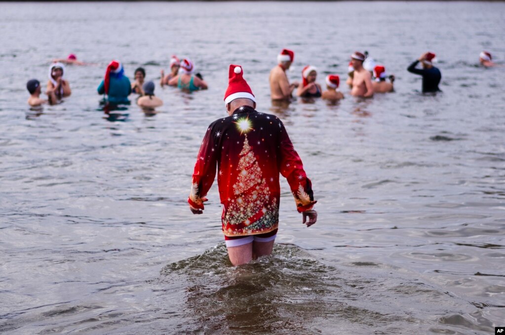 En Berlín, Alemania, el lago Orankesee es el centro de una tradicional y fría celebración, donde personas vestidas con gorros de Santa se dan un helado baño.&nbsp;