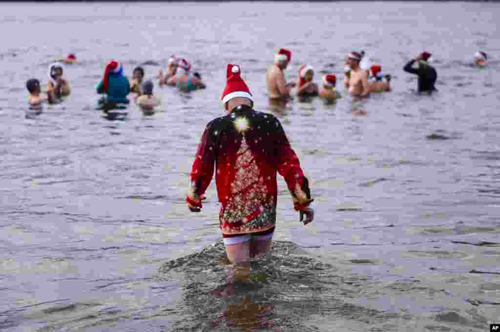 En Berlín, Alemania, el lago Orankesee es el centro de una tradicional y fría celebración, donde personas vestidas con gorros de Santa se dan un helado baño.&nbsp;