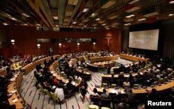 Para delegasi menghadiri pertemuan informal Majelis Umum PBB yang beranggotakan 193 negara mengenai konflik di Gaza di Markas Besar PBB di New York. (Foto: REUTERS/Mike Segar)