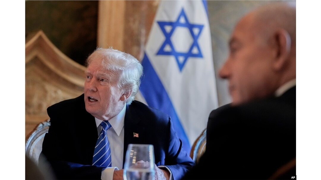 Calon presiden dari Partai Republik, mantan Presiden Donald Trump, bertemu dengan Perdana Menteri Israel Benjamin Netanyahu di perkebunannya di Mar-a-Lago, Jumat, 26 Juli 2024, di Palm Beach, Florida. (Foto AP/Alex Brandon)
