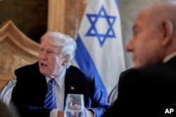 Calon presiden dari Partai Republik, mantan Presiden Donald Trump, bertemu dengan Perdana Menteri Israel Benjamin Netanyahu di perkebunannya di Mar-a-Lago, Jumat, 26 Juli 2024, di Palm Beach, Florida. (Foto AP/Alex Brandon)