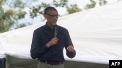 Rais wa Rwanda Paul Kagame akiongea na watu waliokimbia makazi yao kutokana na mafuriko katika kambi ya wakimbizi ya Inyemeramihigo huko Rubavu Mei 12, 2023. Picha na Mariam KONE / AFP