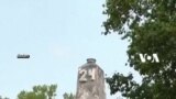 Tradisi Taruna Navy AS 'Mendaki' Tugu, Bak Panjat Pinang