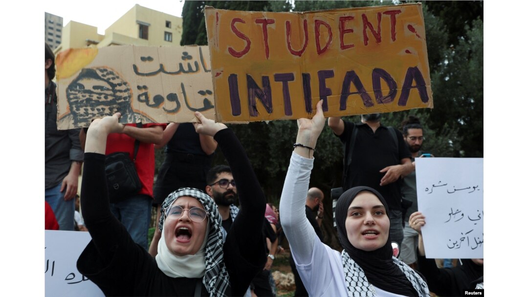 Para mahasiswa dan pemuda ambil bagian dalam aksi unjuk rasa mendukung warga Palestina di Gaza dan memperingati 76 tahun Nakba, dekat kedutaan Inggris di Beirut, Lebanon 15 Mei 2024.