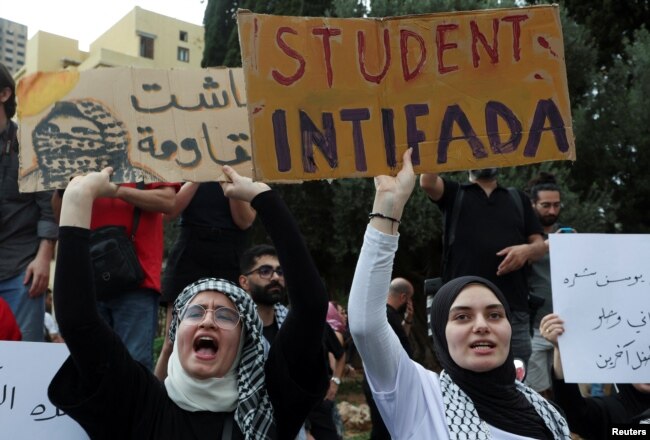 Para pemuda dan mahasiswa melakukan unjuk rasa mendukung warga Palestina di Gaza dan memperingati 76 tahun Nakba, dekat kedutaan Inggris di Beirut, Lebanon 15 Mei 2024.