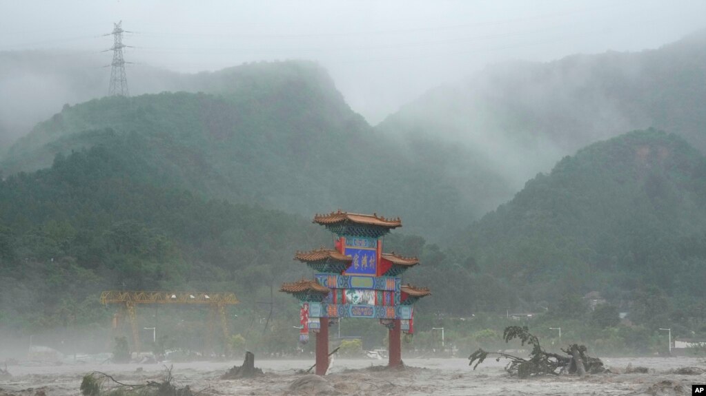 北京郊区妙峰山的牌楼下部被洪水淹没。（2023年7月31日）(photo:VOA)