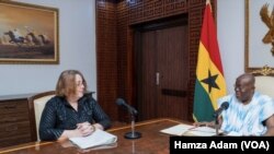 Shugaban Ghana Nana Akufo-Addo a fadarsa tare da mataimakiyar sakatarin harkokin wajen Amurka mai kula da sha'anin Afrika Molly Phee