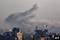 Asap mengepul di Khan Yunis di Jalur Gaza selatan selama pengeboman Israel pada 16 Januari 2024. (Foto: AFP)