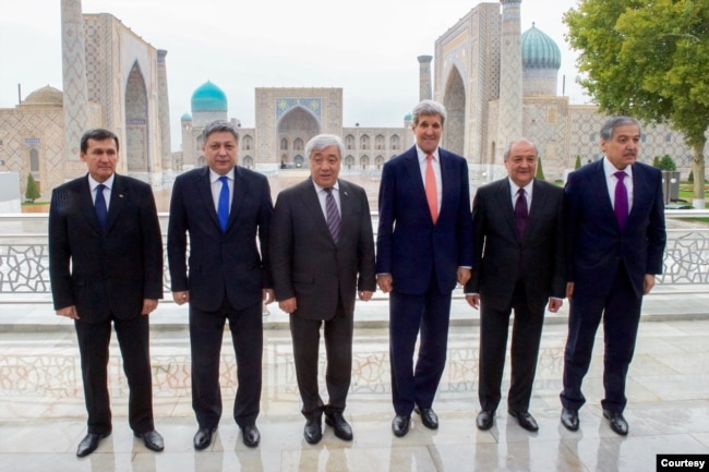 FILE - U.S. Secretary of State John Kerry stands with Kazakhstan Foreign Minister Erlan Idrissov, Kyrgyzstan Foreign Minister Erlan Abdyldaev, Tajikistan Foreign Minister Aslov Sirodjidin, Turkmenistan Foreign Minister Raşit Meredow, and Uzbekistan Foreign Minister Abdulaziz Kamilov in front of Registan in Samarkand, Uzbekistan, Nov. 1, 2015.