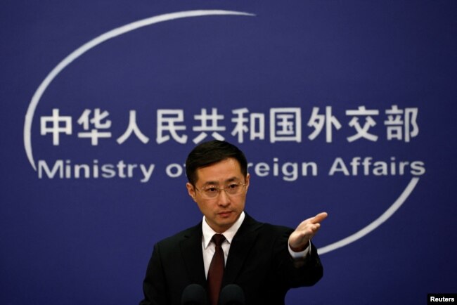 Juru bicara Kementerian Luar Negeri china Lin Jian dalam konferensi pers di Beijing, China, 20 Maret 2024. (Tingshu Wang/REUTERS)