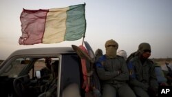 Des commandos de l'armée malienne montent en convoi sur une route à l'extérieur de Gao, au Mali, le vendredi 26 juillet 2013 (archives, AP Photo/Rebecca Blackwell).