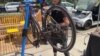Bengkel Gratis Dadakan Layani Reperasi Sepeda Bagi Warga Setempat