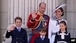 El príncipe William y la princesa Kate de Gales en el balcón del Palacio de Buckingham con sus hijos, el príncipe George, a la izquierda, el príncipe Louis, al frente en el centro, y la princesa Charlotte, en Londres, el sábado 15 de junio de 2024.