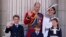 El príncipe William y la princesa Kate de Gales en el balcón del Palacio de Buckingham con sus hijos, el príncipe George, a la izquierda, el príncipe Louis, al frente en el centro, y la princesa Charlotte, en Londres, el sábado 15 de junio de 2024.