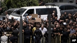 Netanyahu, Golan Tepeleri'ndeki saldırı sonrası gittiği Dürzi köyünde protesto edildi.