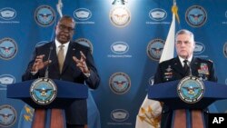 El secretario de Defensa Lloyd Austin y el jefe del Estado Mayor Conjunto, el general Mark Milley, realizan una conferencia de prensa en el Pentágono, el 25 de mayo de 2023 en Washington.
