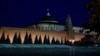 Bendera Rusia berkibar di kubah gedung Senat Kremlin di Moskow, 24 Juni 2023. (Foto: Reuters)