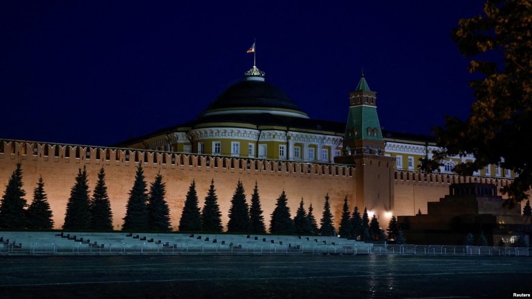 Bendera Rusia berkibar di kubah gedung Senat Kremlin di Moskow, 24 Juni 2023. (Foto: Reuters)
