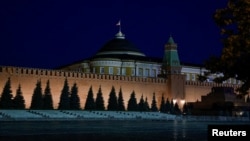 Bendera Rusia berkibar di kubah gedung Senat Kremlin di Moskow, 24 Juni 2023. (Foto: Reuters)