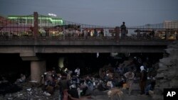 အာဖဂန်နစ္စတန်နိုင်ငံ၊ မြို့တော် ကာဗူးလ်က တံတားတခုအောက်မှာ မူးယစ်ဆေးသုံးစွဲနေသူများ။ (စက်တင်ဘာ ၃၀၊ ၂၀၂၁) 