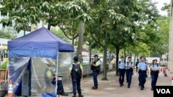 香港壹傳媒創辦人黎智英國安案5月7日踏入第71日審訊，下午控方證人前壹傳媒集團營運總裁周達權首日出庭作供，警方加派警員在西九龍裁判法院外巡邏。(美國之音照片)