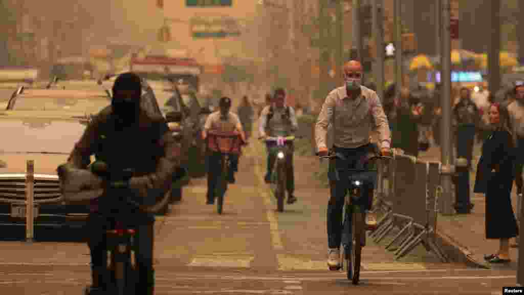 دھند کے سبب دن میں بھی شہری ہیڈ لائٹس آن رکھ کر سفر کر رہے ہیں۔