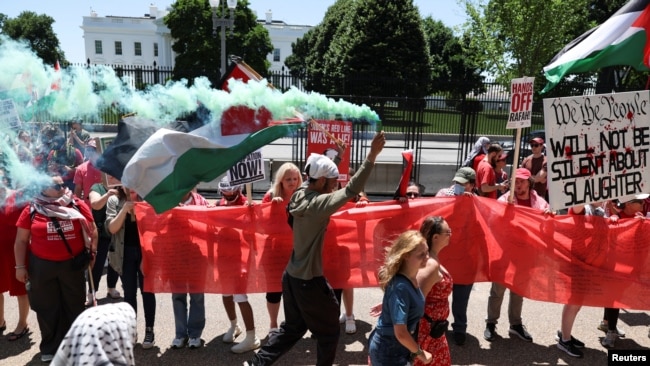 Protestuesit duke rrethuar perimetrin rrotull Shtëpisë së Bardhë (8 qershor 2024)