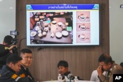 Polisi Thailand memperlihatkan gambar barang bukti saat konferensi pers di kantor polisi Lumpini di Bangkok, Thailand, Rabu, 17 Juli 2024. (Sakchai Lalit/AP)