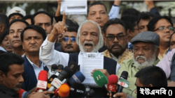 জাতীয় প্রেস ক্লাবের সামনে লিফলেট বিতরণকালে সাংবাদিকদের সঙ্গে বিএনপি স্থায়ী কমিটির সদস্য আব্দুল মঈন খান। ৩ জানুয়ারি, ২০২৪। 