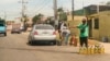 Revendedores de gasolina ofrecen varios litros de combustible en la calle 43 de Maracaibo, cerca de la urbanización San Jacinto, el mediodía del miércoles 14 de junio de 2023.