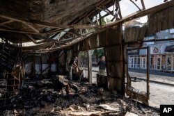 Ljudi rasčišćavaju ostatke objekta na pijaci, uništenog u raketmo, napadu dan ranije, u Kostjantinjivku, Ukrajina, 7. septembra 2023. Najmanje 17 ljudi je ubijeno, a 32 ranjeno.