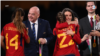 Presiden FIFA Gianni Infantino (kedua dari kiri) memberikan selamat kepada timnas putri Spanyol yang menjuarai Piala Dunia setelah mengalahkan Inggris di Sydney, Australia Minggu (20/8). 