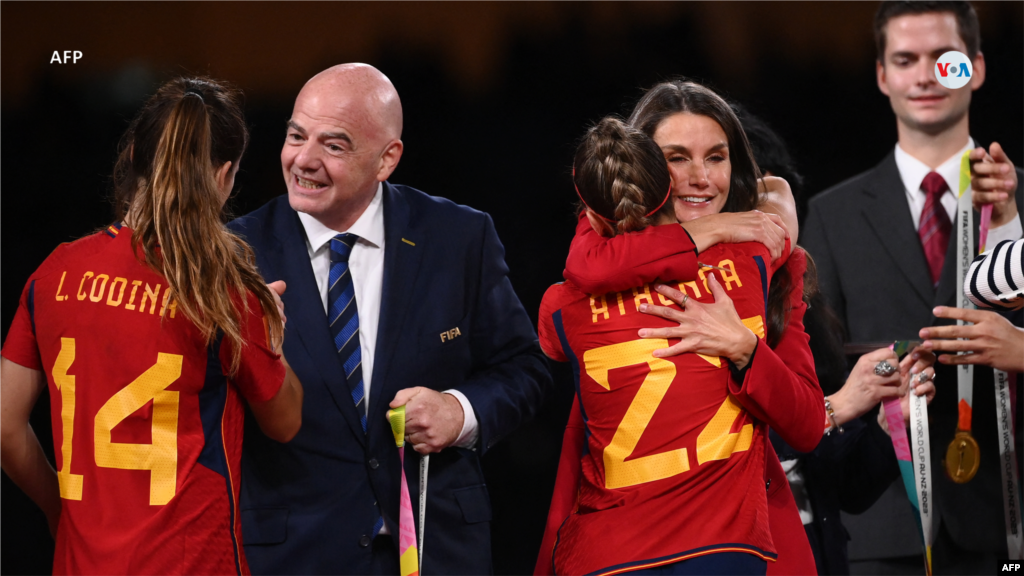 El presidente de la FIFA Gianni Infantino y la reina Letizia de España, felicitan a la defensa española #14, Laia Codina, y a la delantera española # 22, Athenea del Castillo, durante la ceremonia de entrega de premios.