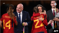 Presiden FIFA Gianni Infantino (kedua dari kiri) memberikan selamat kepada timnas putri Spanyol yang menjuarai Piala Dunia setelah mengalahkan Inggris di Sydney, Australia Minggu (20/8). 