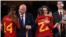 Presiden FIFA Gianni Infantino (kedua dari kiri) memberikan selamat kepada timnas putri Spanyol yang menjuarai Piala Dunia setelah mengalahkan Inggris di Sydney, Australia Minggu (20/8).