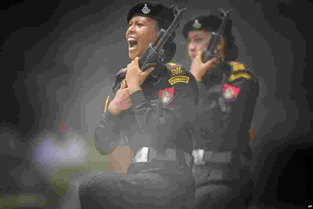 Pasukan komando wanita Kepolisian negara bagian Assam, ambil bagian dalam parade selama perayaan Hari Kemerdekaan India di kota Guwahati. (AP)&nbsp;